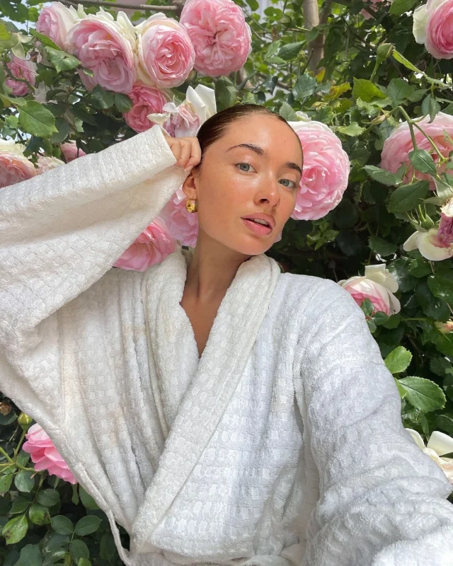 A glow like you’ve never seen before ☁️✨

That’s why it’s easy to fall in love with our Rose Illuminating Facial Tan Mist 🌹 Just ask @nicole_laneeee 🫶