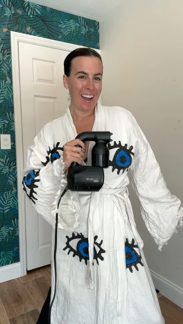 POV: Your at-home spray tan just keeps getting better 🤩🩵✨

•

#minetan #minetanresults #bronzedbabe #spraytan #selftanroutine