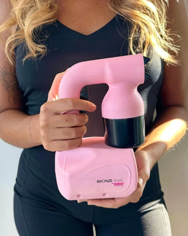 Bronzed Babe loading...⏲️💕 

The Bronze Babe Home Spray Tan Kit brings salon-quality spray tan results right to your home 🙌

•

#minetan #minetanresults #bronzedbabe #spraytan #selftanner